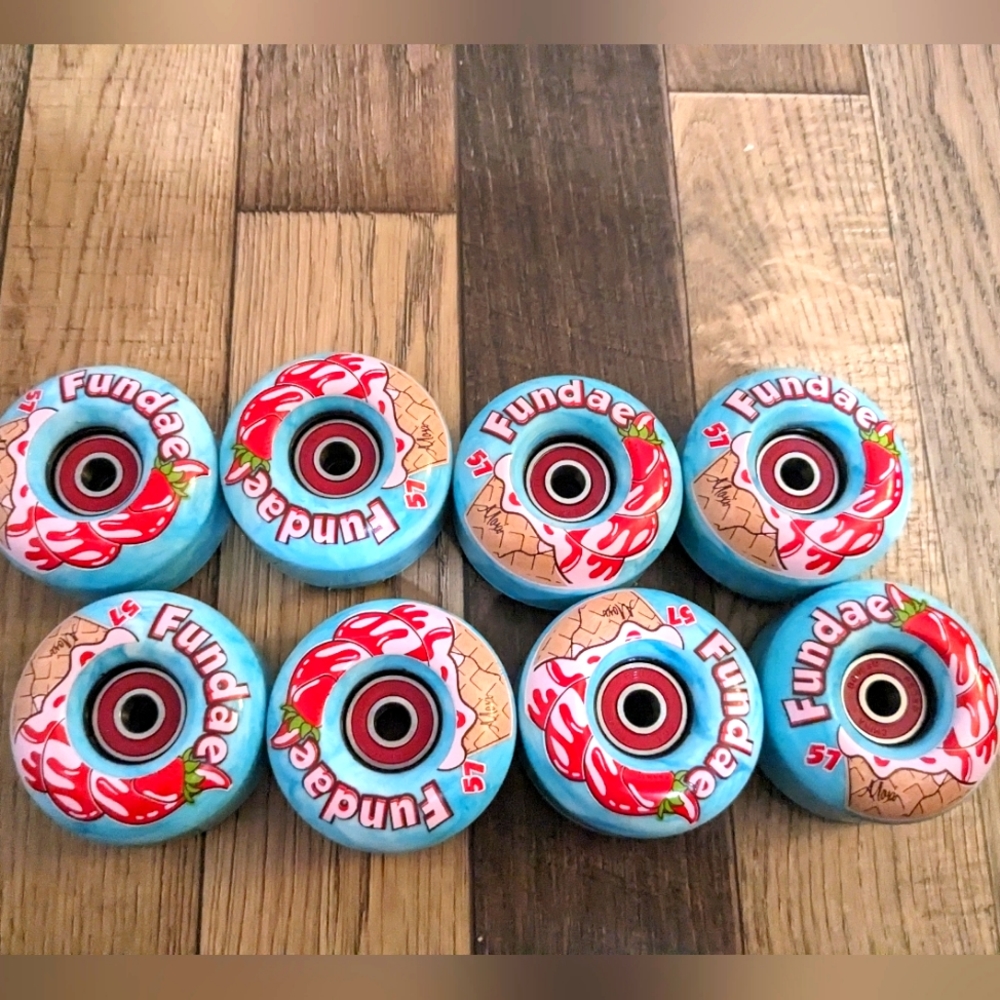 Moxi Fundae Wheels Mint creme de menthe with bones red bearings